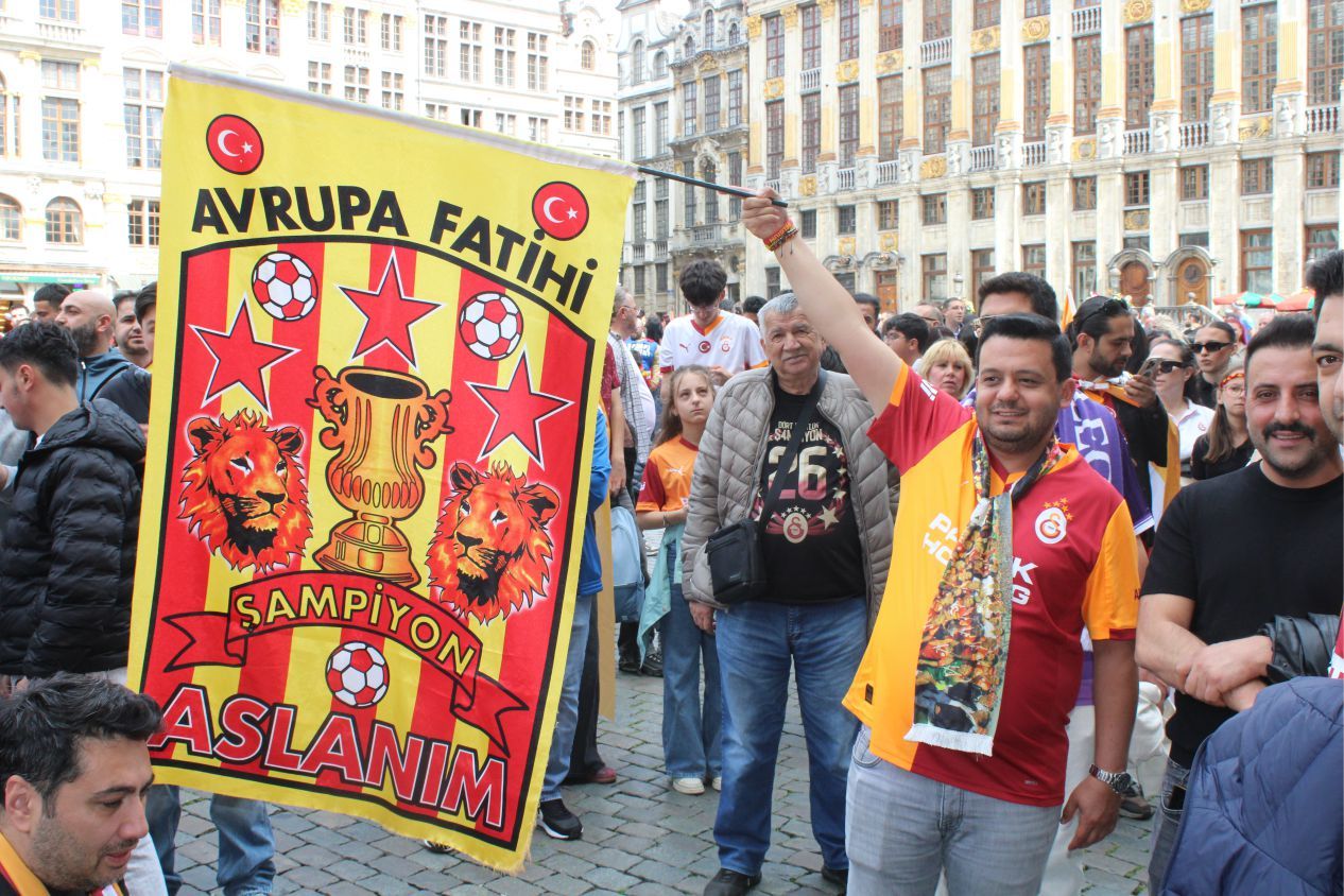 GALATASARAYLILAR AVRUPA’NIN KALBİNDE '26. SÜPER LİG ŞAMPİYONLUĞUNU' COŞKUYLA KUTLADILAR…
