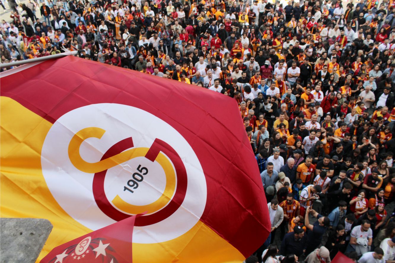 GALATASARAYLILAR AVRUPA’NIN KALBİNDE '26. SÜPER LİG ŞAMPİYONLUĞUNU' COŞKUYLA KUTLADILAR…