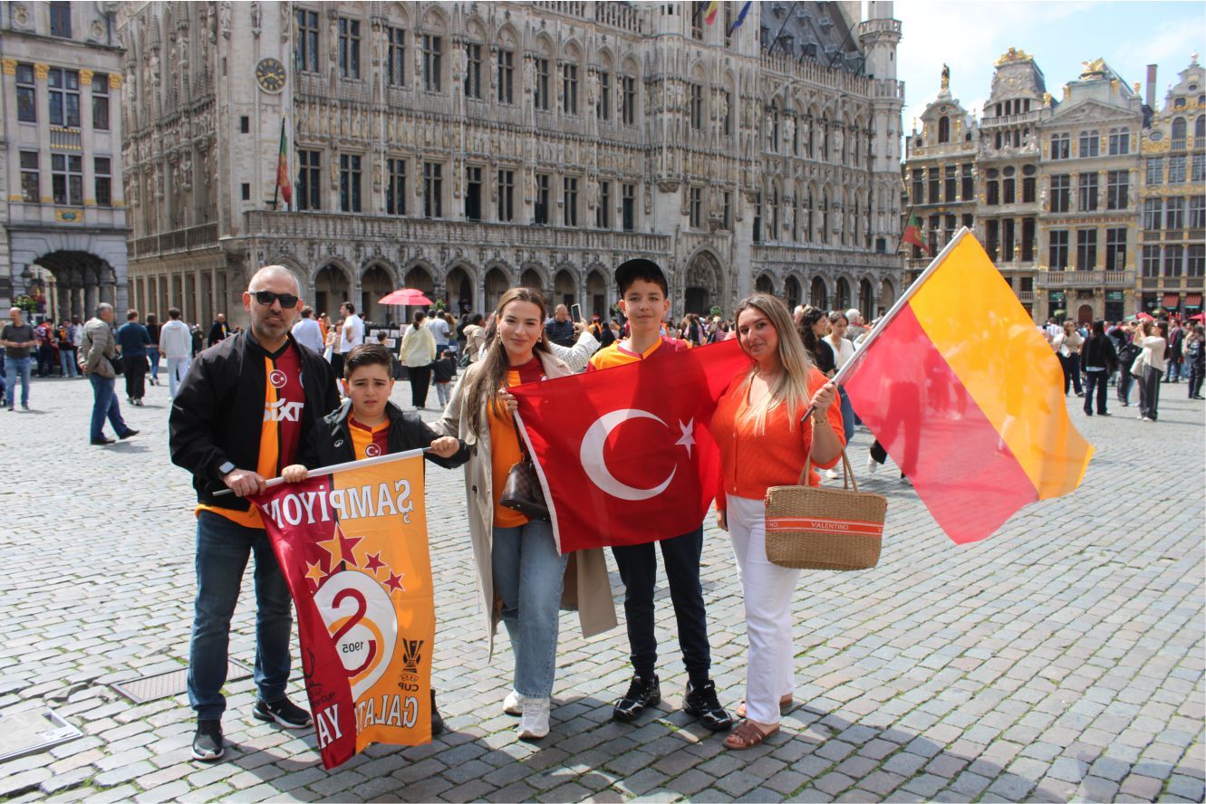 GALATASARAYLILAR AVRUPA’NIN KALBİNDE '26. SÜPER LİG ŞAMPİYONLUĞUNU' COŞKUYLA KUTLADILAR…