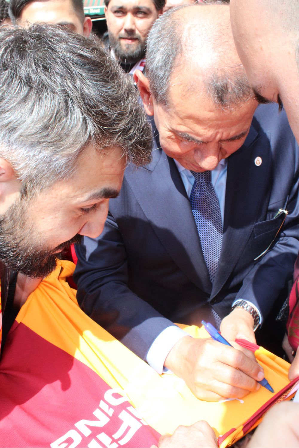 GALATASARAYLILAR AVRUPA’NIN KALBİNDE '26. SÜPER LİG ŞAMPİYONLUĞUNU' COŞKUYLA KUTLADILAR…
