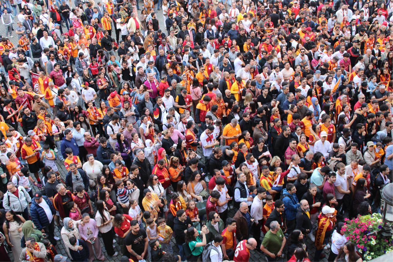 GALATASARAYLILAR AVRUPA’NIN KALBİNDE '26. SÜPER LİG ŞAMPİYONLUĞUNU' COŞKUYLA KUTLADILAR…