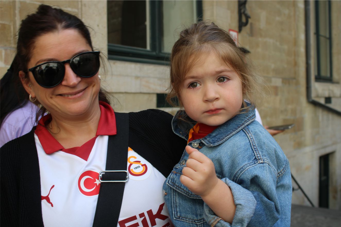 GALATASARAYLILAR AVRUPA’NIN KALBİNDE '26. SÜPER LİG ŞAMPİYONLUĞUNU' COŞKUYLA KUTLADILAR…