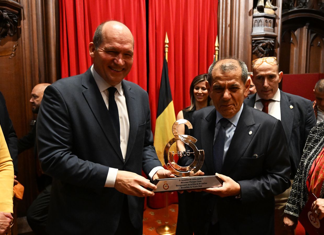 GALATASARAYLILAR AVRUPA’NIN KALBİNDE '26. SÜPER LİG ŞAMPİYONLUĞUNU' COŞKUYLA KUTLADILAR…