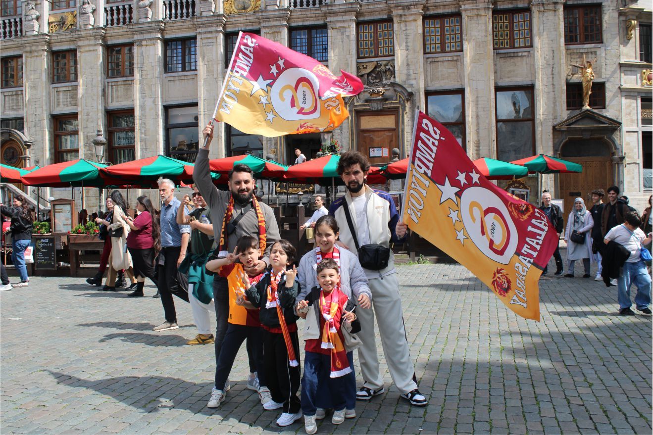 GALATASARAYLILAR AVRUPA’NIN KALBİNDE '26. SÜPER LİG ŞAMPİYONLUĞUNU' COŞKUYLA KUTLADILAR…