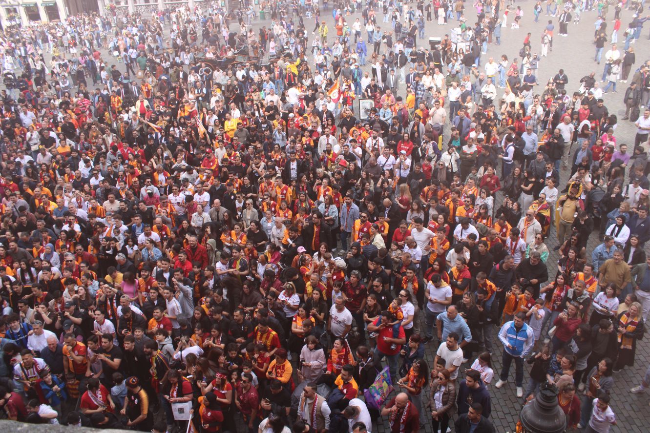GALATASARAYLILAR AVRUPA’NIN KALBİNDE '26. SÜPER LİG ŞAMPİYONLUĞUNU' COŞKUYLA KUTLADILAR…