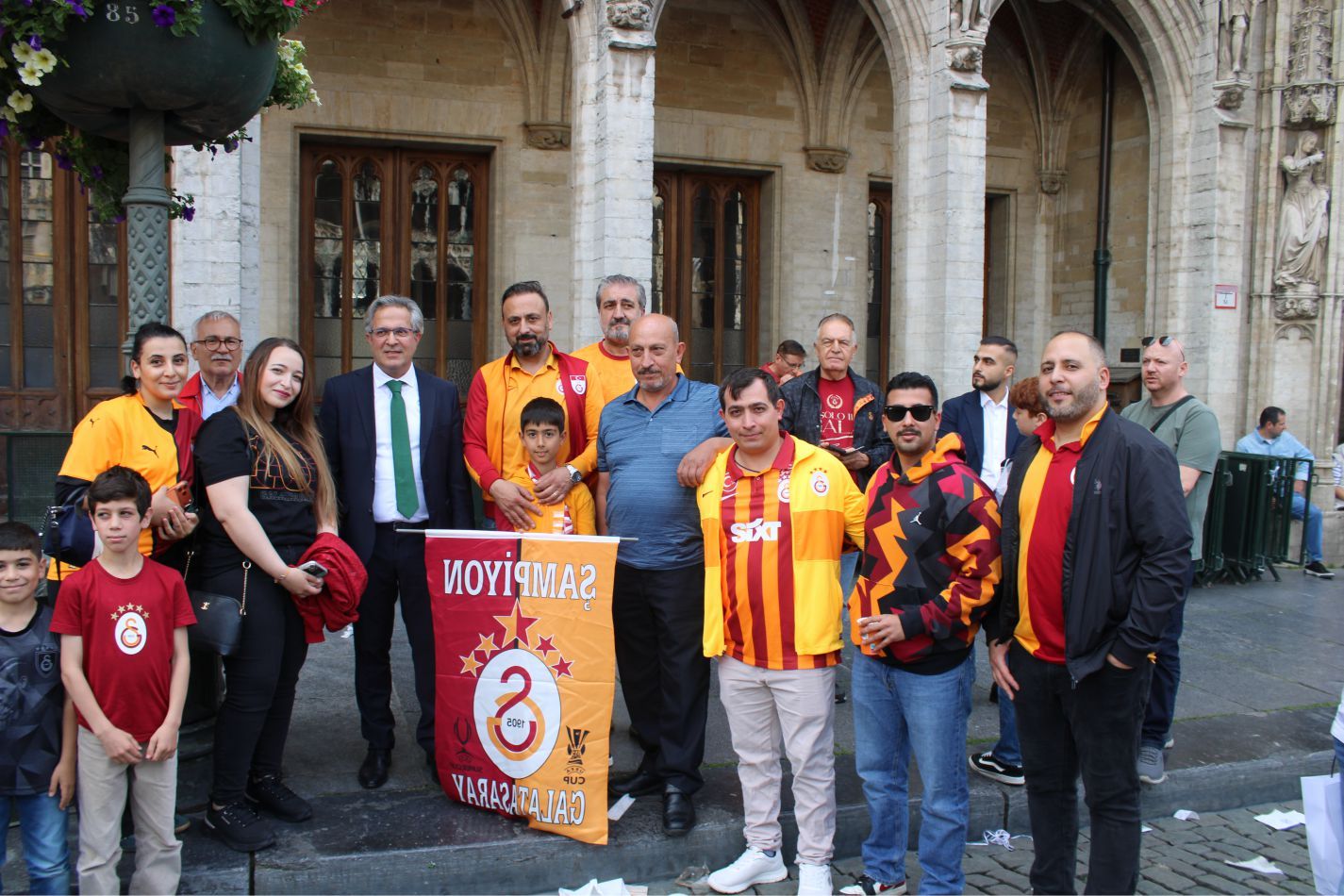 GALATASARAYLILAR AVRUPA’NIN KALBİNDE '26. SÜPER LİG ŞAMPİYONLUĞUNU' COŞKUYLA KUTLADILAR…