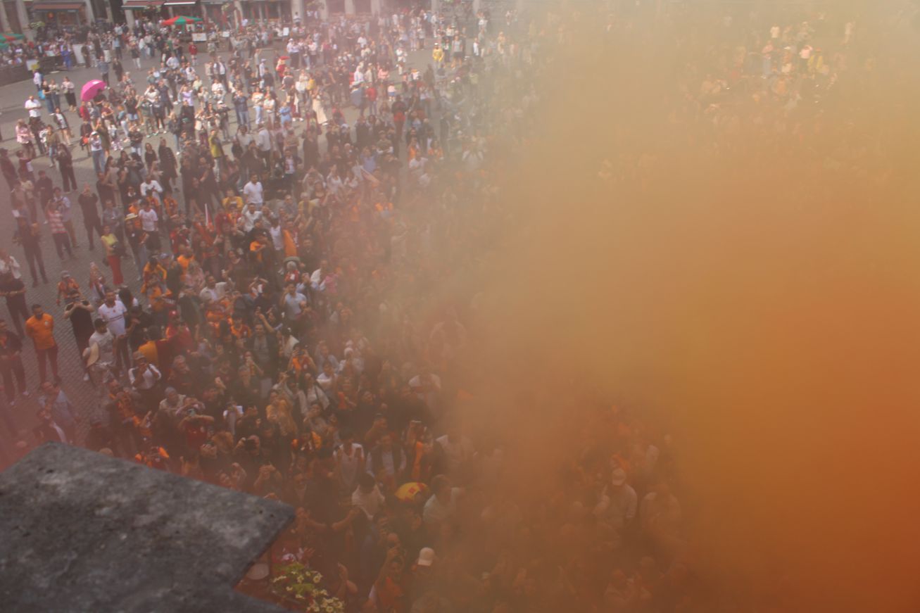 GALATASARAYLILAR AVRUPA’NIN KALBİNDE '26. SÜPER LİG ŞAMPİYONLUĞUNU' COŞKUYLA KUTLADILAR…