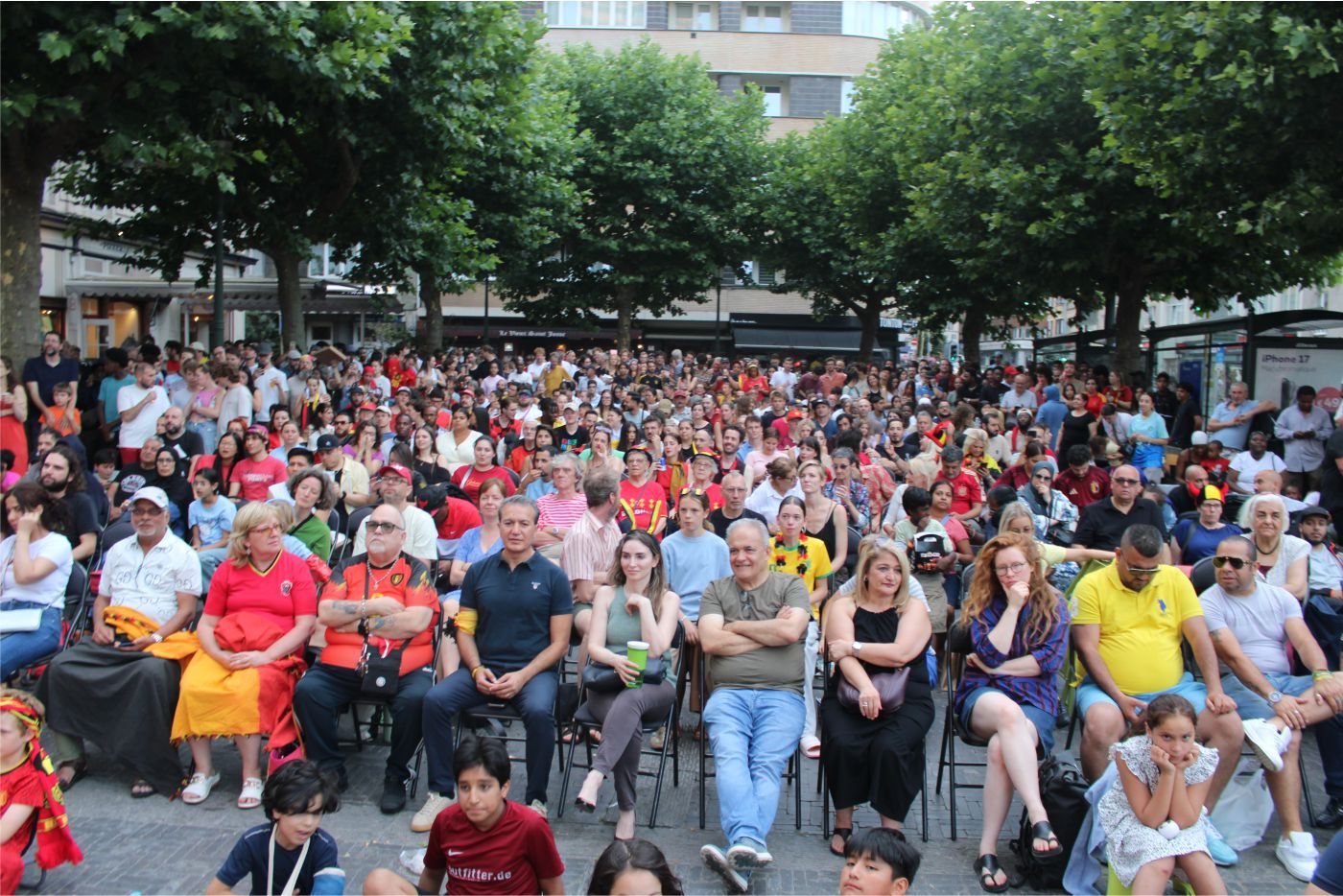 Saint Josse›de Dünya Kupası Maçları  Dev Ekran›dan Binlerin Katılımıyla  Büyük Bir Coşkuyla İzlenmekte