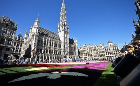 Brüksel Grand Place’de Çiçek Halısı Ziyarete Açıldı