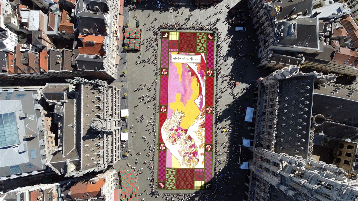 Brüksel Grand Place’de Çiçek Halısı Ziyarete Açıldı
