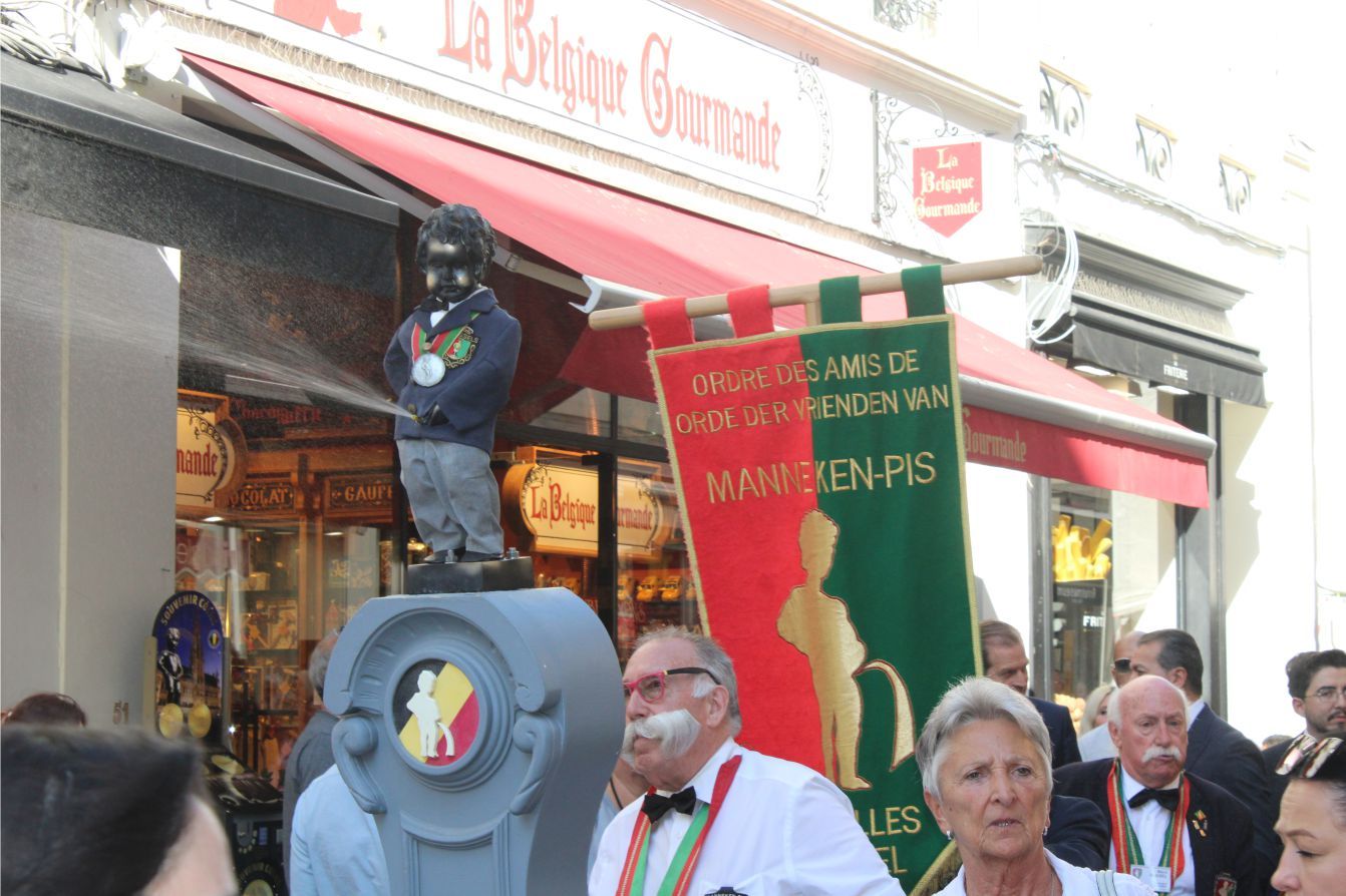 BELÇİKA’NIN MEŞHUR MASKOTU ‘MANNEKEN-PIS’ 1210. ELBİSESİNİ GÖRKEMLİ BİR TÖRENLE GİYDİ
