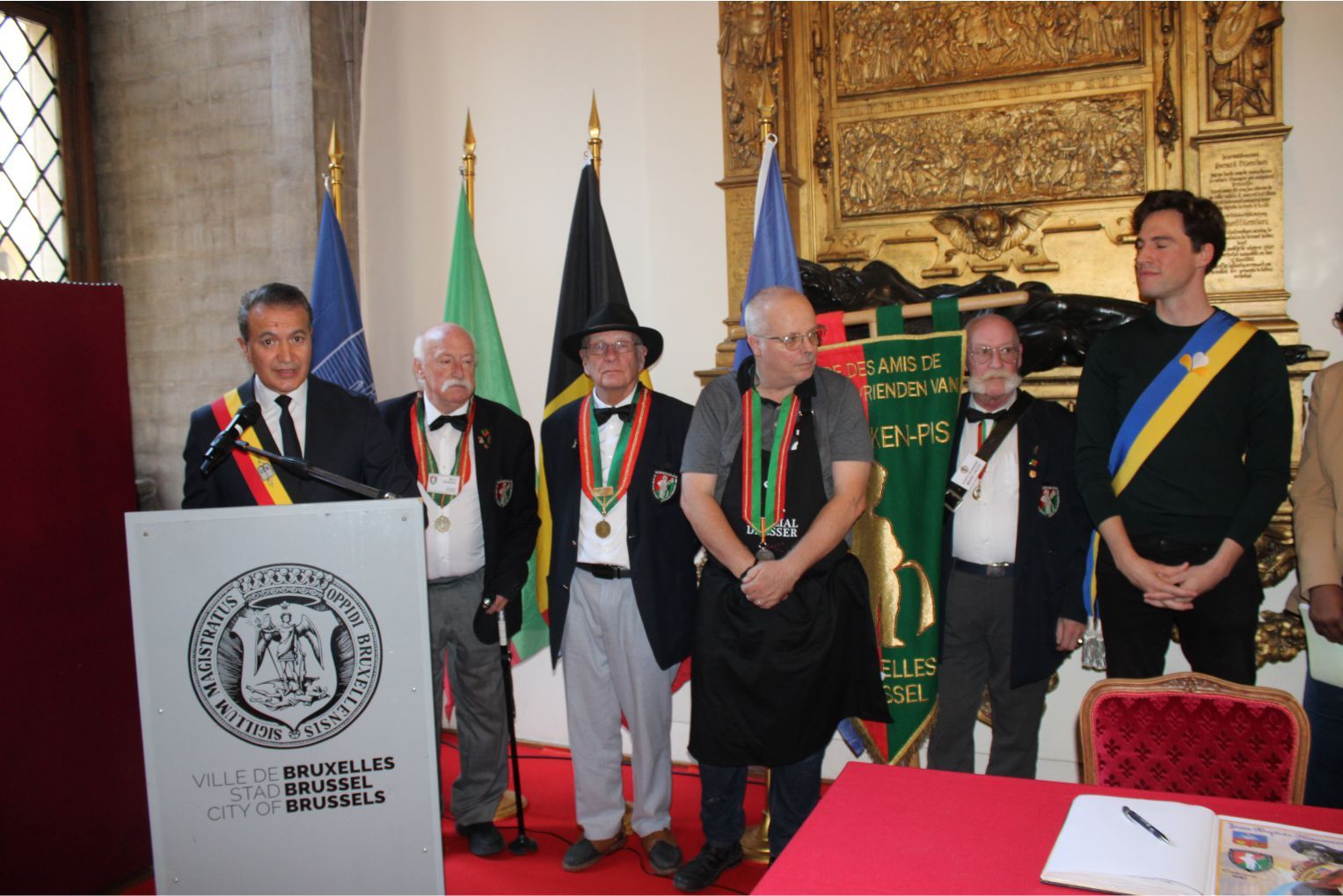 BELÇİKA’NIN MEŞHUR MASKOTU ‘MANNEKEN-PIS’ 1210. ELBİSESİNİ GÖRKEMLİ BİR TÖRENLE GİYDİ