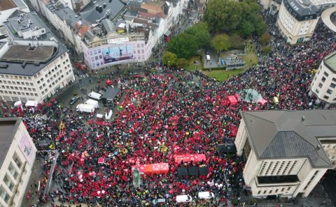 Grev kapsamında ülkede çok sayıda kişinin katılımıyla hükümet politikalarına karşı gösteri de yapıldı.