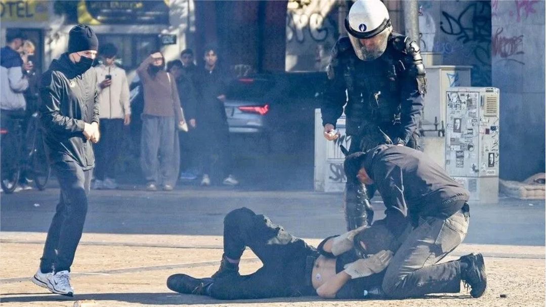 Brüksel'de eğitim reformlarını protesto eden öğrenciler ve polis arasında arbede yaşandı