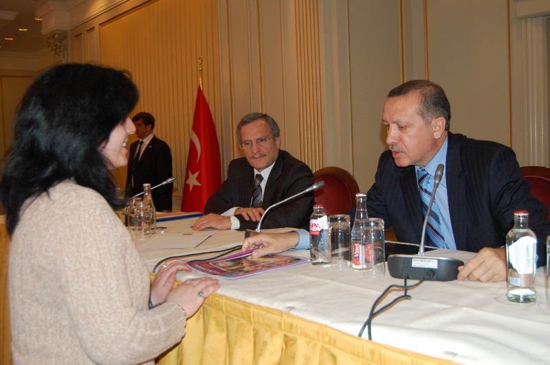 DERGİMİZİ BAŞBAKAN ERDOĞAN VE BAŞKAN TOPBAŞ'A SUNDUK