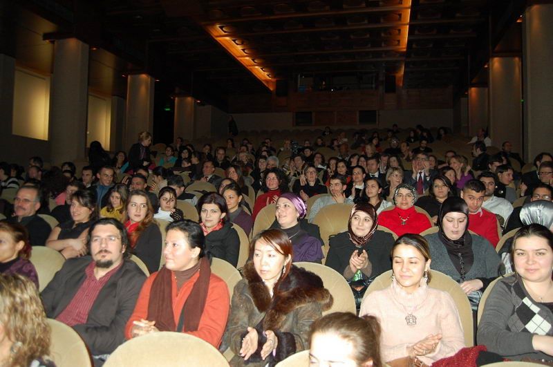 'KARANLIK KORKUSU'  AYAKTA ALKIŞLANDI