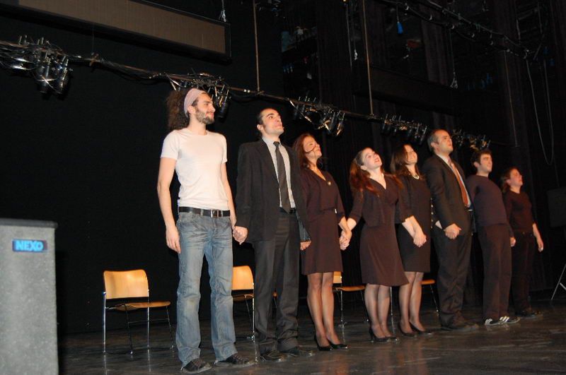 'KARANLIK KORKUSU'  AYAKTA ALKIŞLANDI