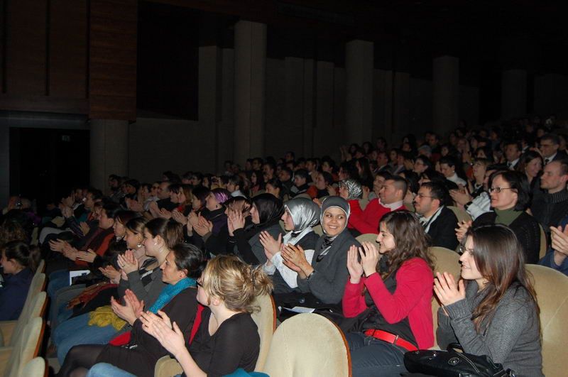 'KARANLIK KORKUSU'  AYAKTA ALKIŞLANDI