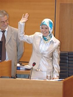 ÖZDEMIR ALKIŞLAR ARASINDA YEMİN ETTİ