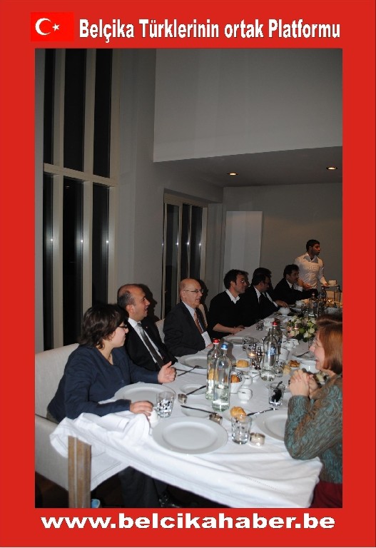 DOKTORLAR VE İŞADAMI İZCİ  BAKAN BAĞIŞ ONURUNA VİLLALARINDA YEMEK VERDİLER