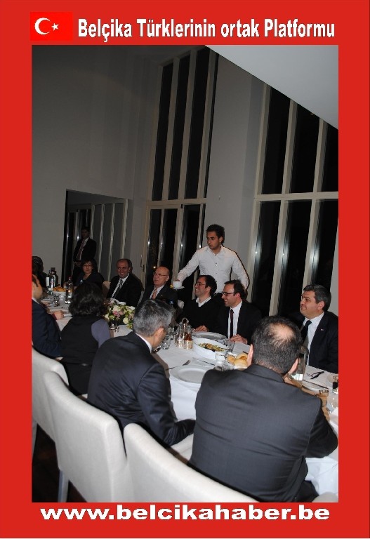 DOKTORLAR VE İŞADAMI İZCİ  BAKAN BAĞIŞ ONURUNA VİLLALARINDA YEMEK VERDİLER