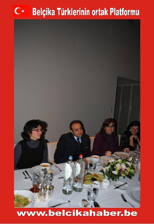 DOKTORLAR VE İŞADAMI İZCİ  BAKAN BAĞIŞ ONURUNA VİLLALARINDA YEMEK VERDİLER