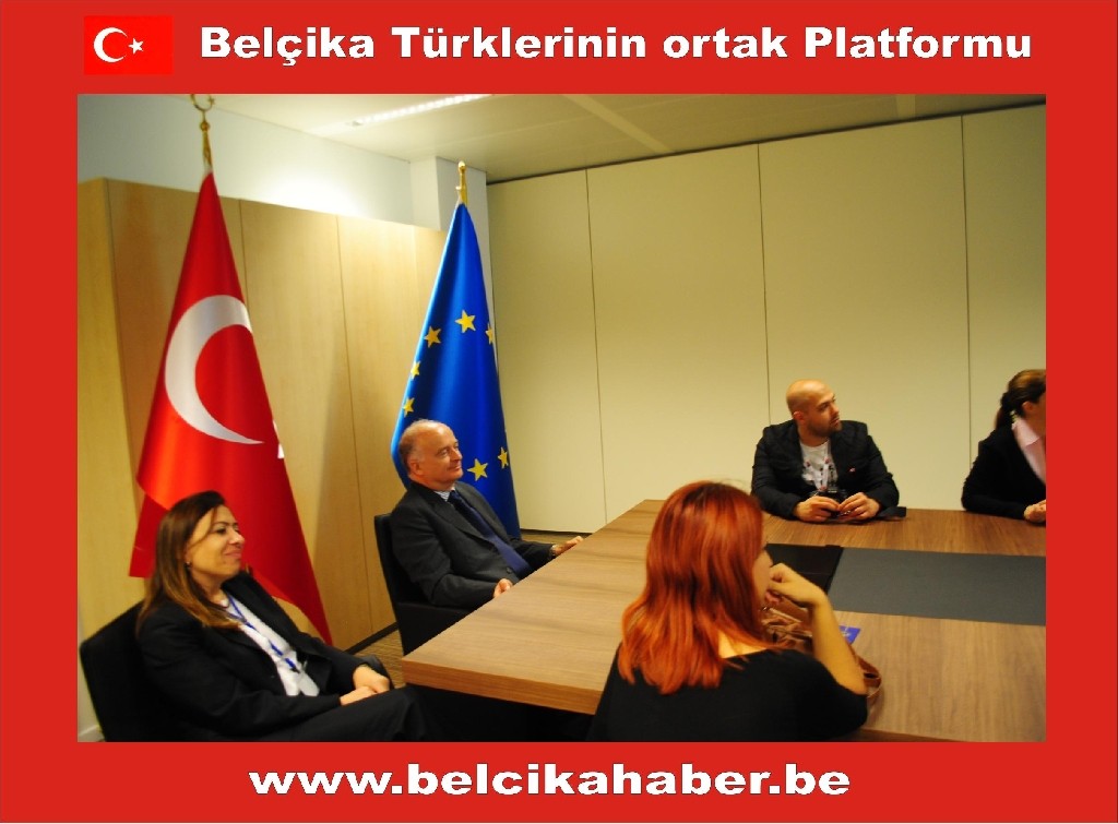 AB GENÇ İLETİŞİMCİLER YARIŞMASINDA ÖDÜL ALANLAR ESERLERİNİ AB BÜYÜKELÇİSİ KUNERALP'E SUNDULAR