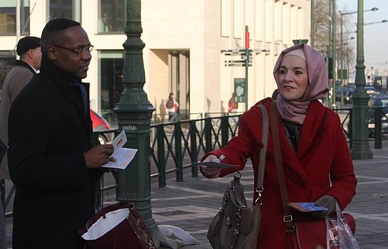 8 Mart’ta Brüksel Sokaklarında Kadınlara Çivi, Erkeklere Dikiş Kutusu 