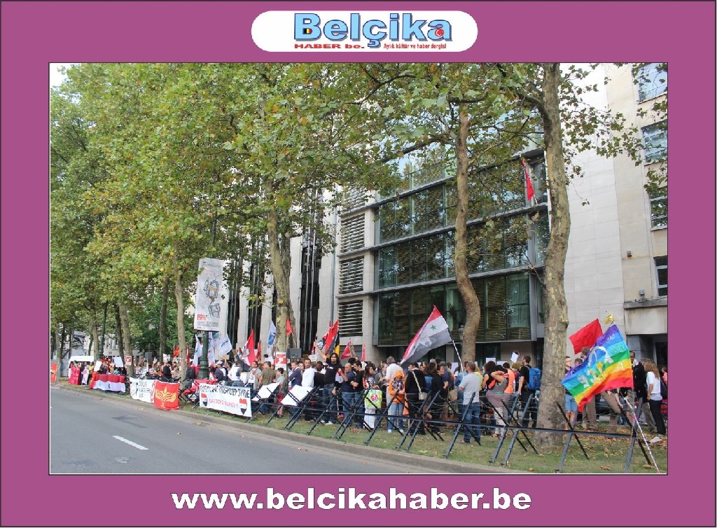 ABD BRÜKSEL BÜYÜKELÇİLİĞİ ÖNÜNDE SURİYE'YE SAVAŞA HAYIR  GÖSTERİSİ DÜZENLENDİ