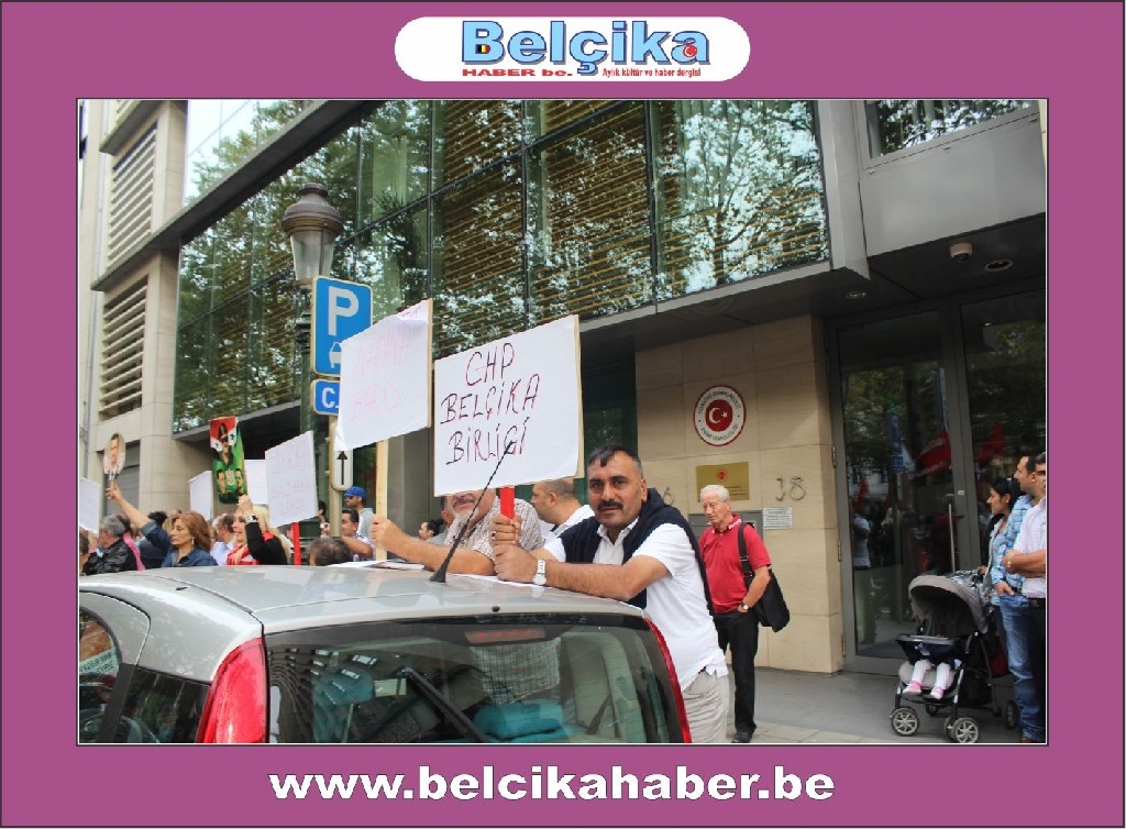ABD BRÜKSEL BÜYÜKELÇİLİĞİ ÖNÜNDE SURİYE'YE SAVAŞA HAYIR  GÖSTERİSİ DÜZENLENDİ