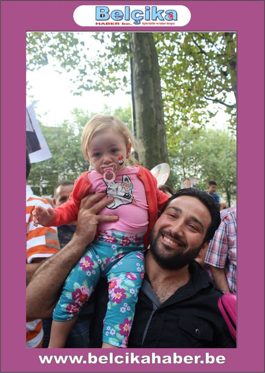 ABD BRÜKSEL BÜYÜKELÇİLİĞİ ÖNÜNDE SURİYE'YE SAVAŞA HAYIR  GÖSTERİSİ DÜZENLENDİ