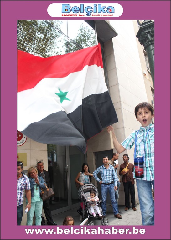 ABD BRÜKSEL BÜYÜKELÇİLİĞİ ÖNÜNDE SURİYE'YE SAVAŞA HAYIR  GÖSTERİSİ DÜZENLENDİ