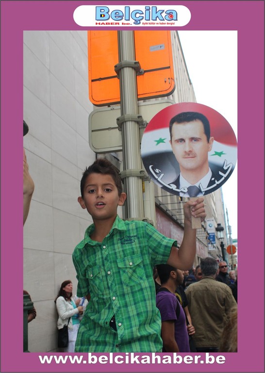 ABD BRÜKSEL BÜYÜKELÇİLİĞİ ÖNÜNDE SURİYE'YE SAVAŞA HAYIR  GÖSTERİSİ DÜZENLENDİ