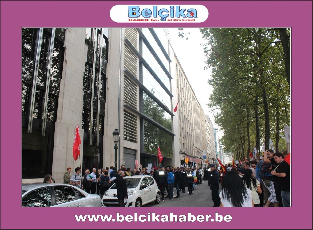 ABD BRÜKSEL BÜYÜKELÇİLİĞİ ÖNÜNDE SURİYE'YE SAVAŞA HAYIR  GÖSTERİSİ DÜZENLENDİ