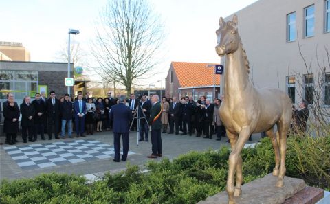 HAM BELEDİYESİ KARDEŞLİK ADINA â€˜KARABAĞ AT HEYKELİâ€™Nİ MEYDANINA DİKTİ 