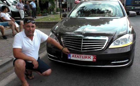 Atatürk Sevgisini Plakayla Gösterdi 