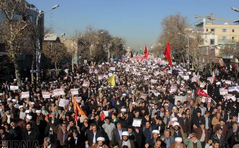 İRAN'DA AMERİKANCI PROVOKATÖRLERE KARŞI MİLYONLARCA KİŞİ 'FİTNECİ AMERİKA' DİYE YÜRÜDÜ