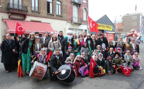 DİLLERE DESTAN FOLKLÖR EKİBİ SCHAERBEEK KARNAVALINA COŞKU YAŞATTI