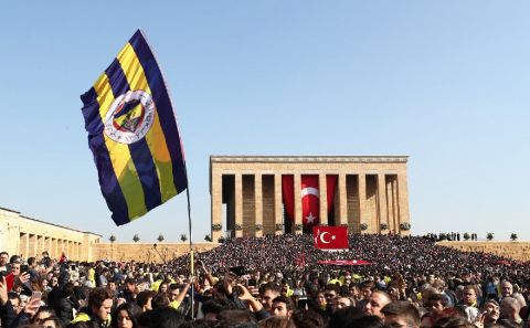 Fenerbahçe taraftarı Koray Şenerâ€™in ailesiyle Anıtkabirâ€™de! Ali Koç ve yönetim…