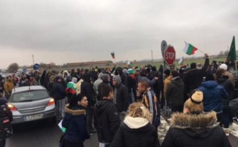 Bulgaristanâ€™da protestocular Türkiye sınırına giden yolları kapattı