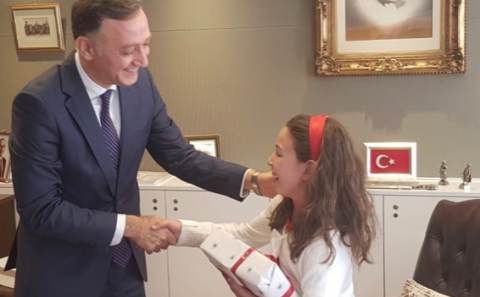 23 Nisan vesilesiyle Büyükelçi Sayın Levent Gümrükçü'nün Makamını TTK öğrencilerimizden Ela Şenyuva'ya devri 
