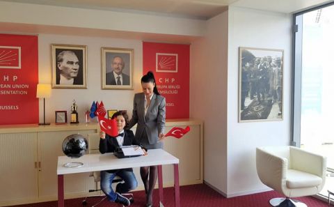 CHP Avrupa Birliği Temsilcisi Kader Sevinç makamı 23 Nisan'da Brüksel'de 10 yaşındaki Aytunç'a devretti