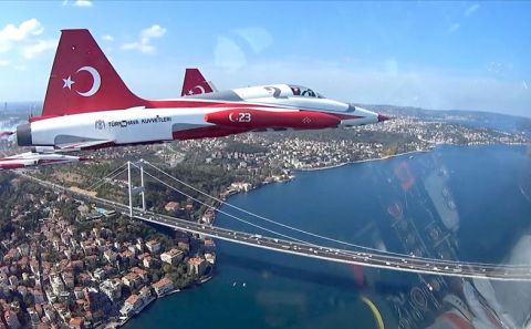 Türk Yıldızları'nın İstanbul'u selamlamasına 'kokpit içi' bakış