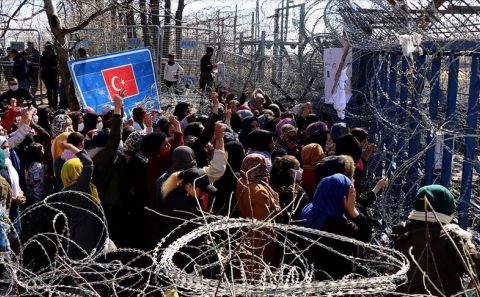 Kadın ve çocuk sığınmacılar Yunan sınır kapısının açılması için eylem yaptı
