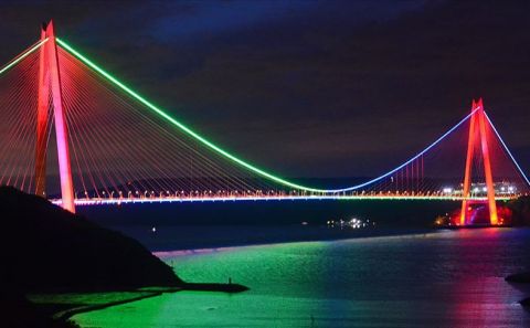 İstanbul'un köprüleri Azerbaycan bayrağı renklerine büründü