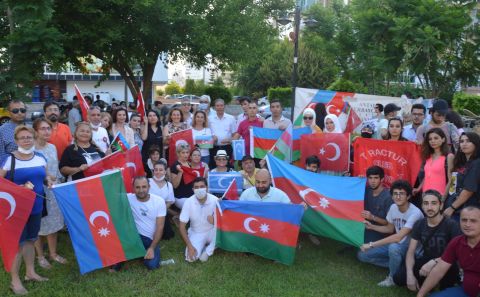 Irak Türkleri Azerbaycanlı kardeşlerinin yanında!