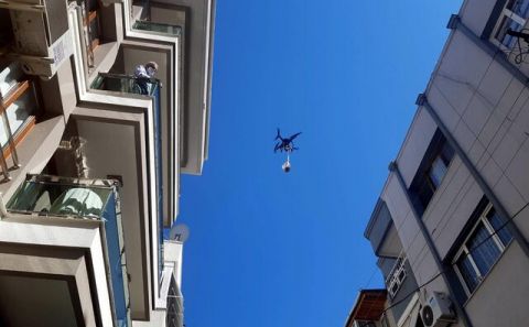 Sosyal mesafe kuralına dikkat çekmek için kurban etini drone'la dağıttı