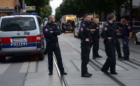 Avusturya polisinden Müslümanlara alçakça sorular