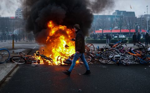 Hollanda'da protestolar büyüyor. Amsterdam ve Rotterdam alev alev