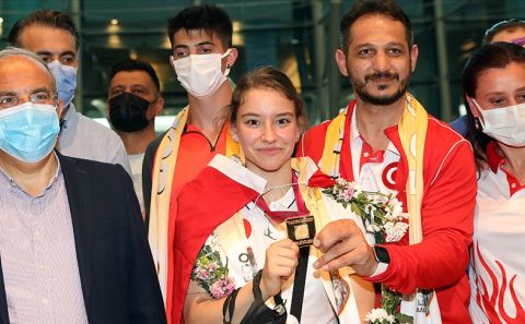 Dünya şampiyonu milli cimnastikçi Ayşe Begüm Onbaşı yurda döndü